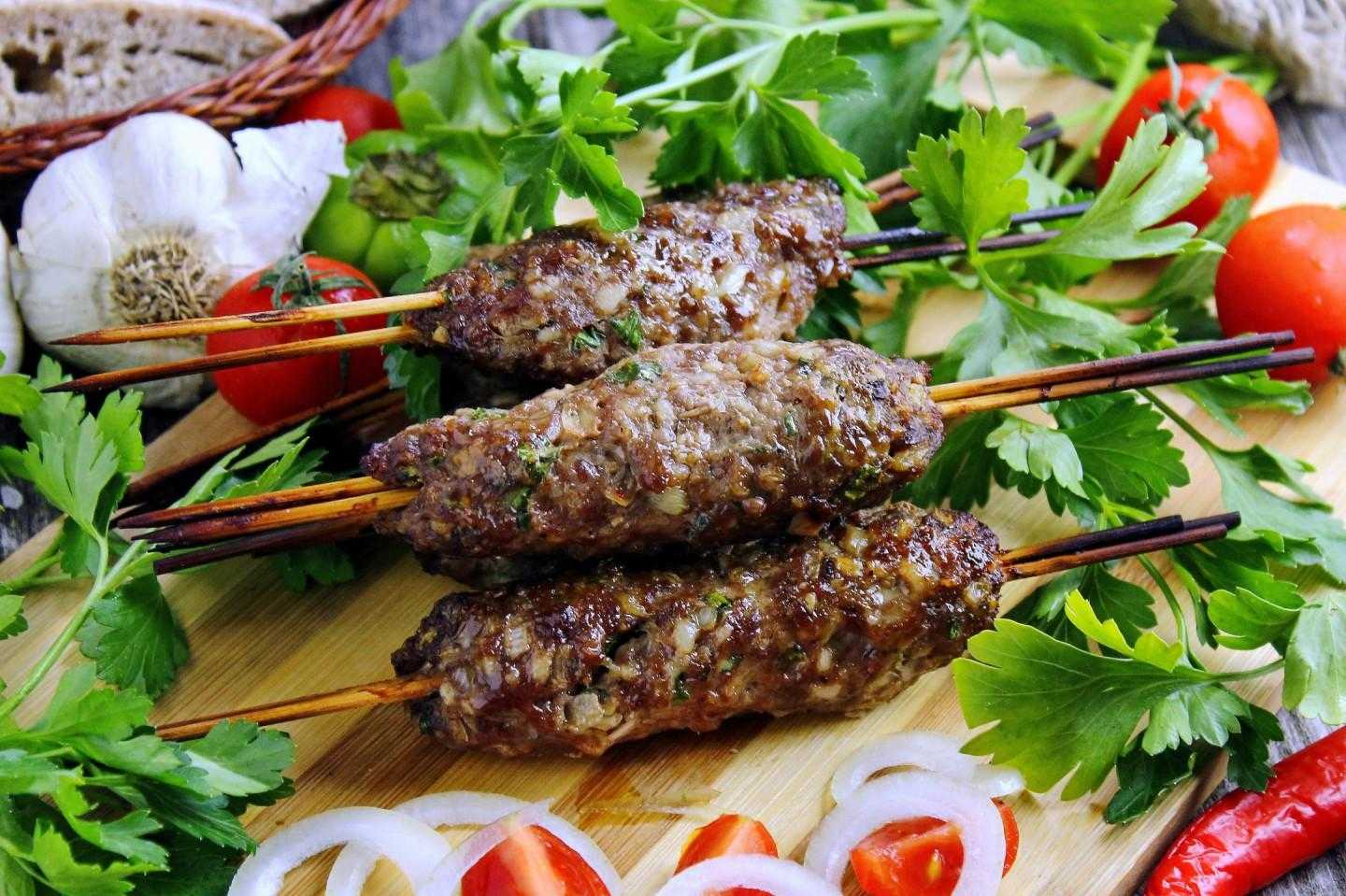 Как приготовить Люля-кебаб из говяжьего фарша в духовке  с использованием: фарш говяжий,укроп,лук репчатый,чеснок Люля-кебаб - это своеобразная колбаска на шпажке Вариаций приготовления блюда азербайджанской кухни множество