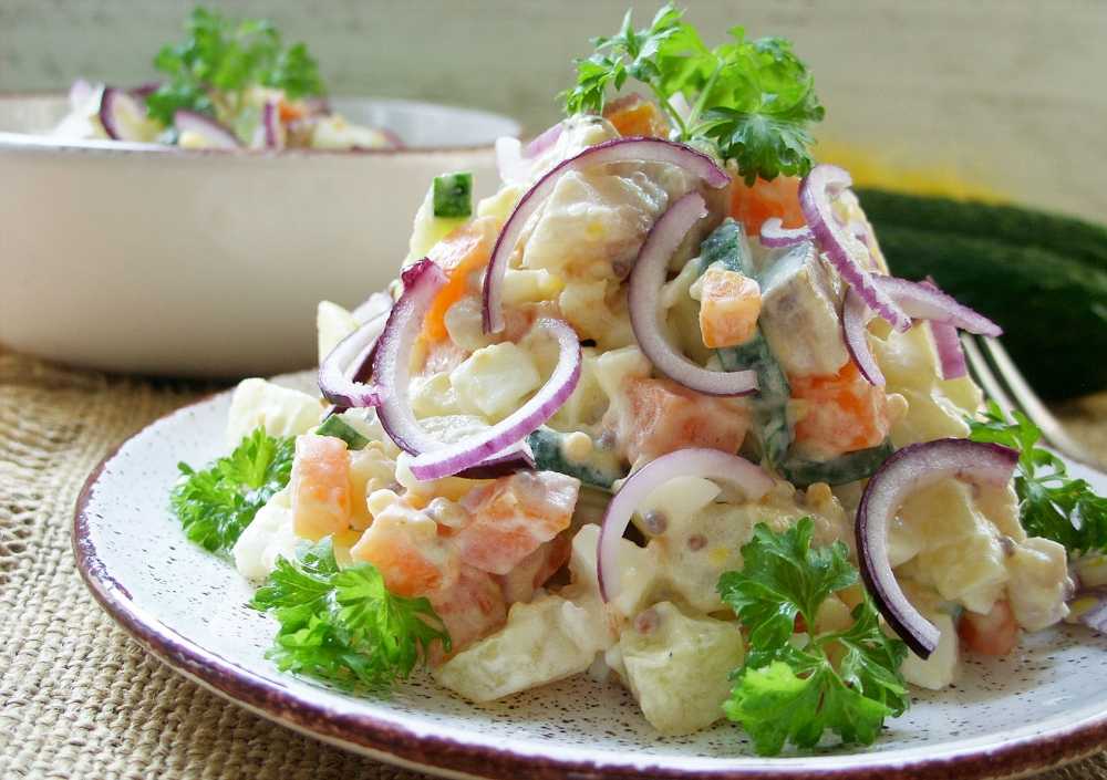 Салаты с жареной картошкой. рецепты вкусных салатов с жареным картофелем соломкой